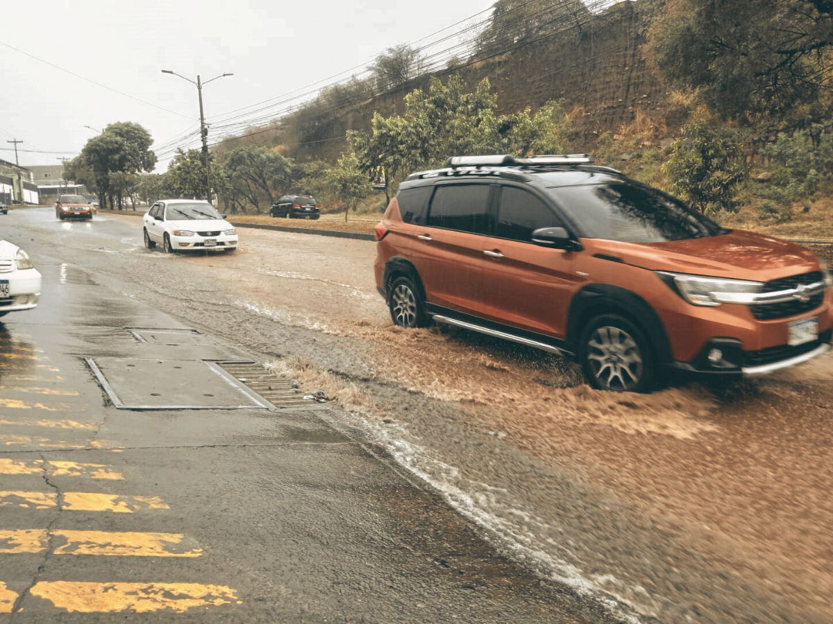 Cenaos pronostica más lluvias para hoy en el Distrito Central y en días Santos