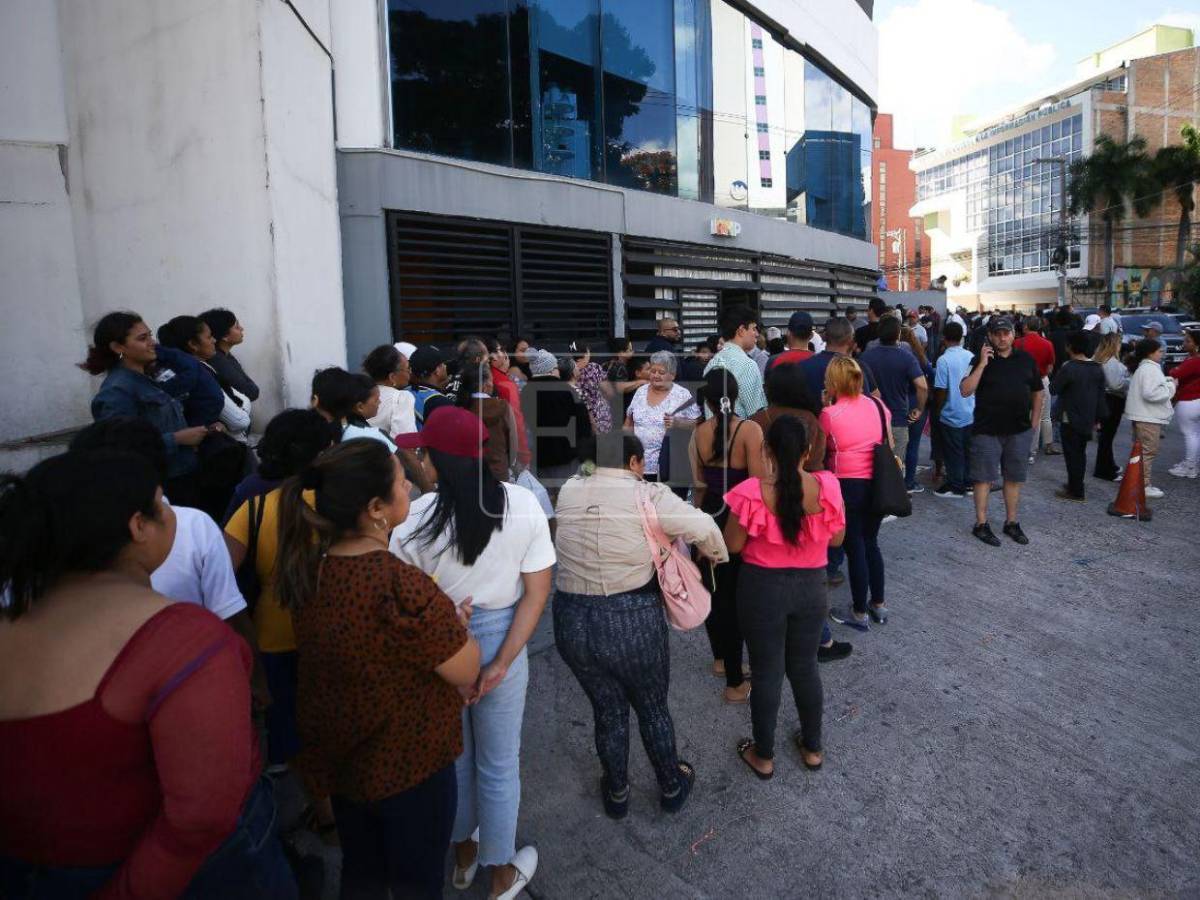 A contrarreloj, hondureños abarrotan el RNP para reclamar su DNI a horas de las elecciones