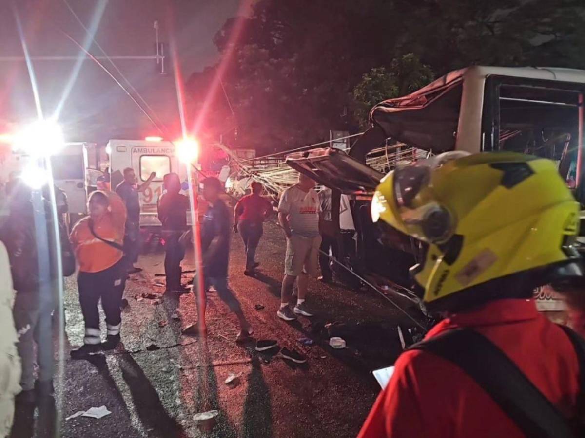 Mujer perdió la vida tras choque entre rapidito y camión en SPS; hay al menos 15 heridos