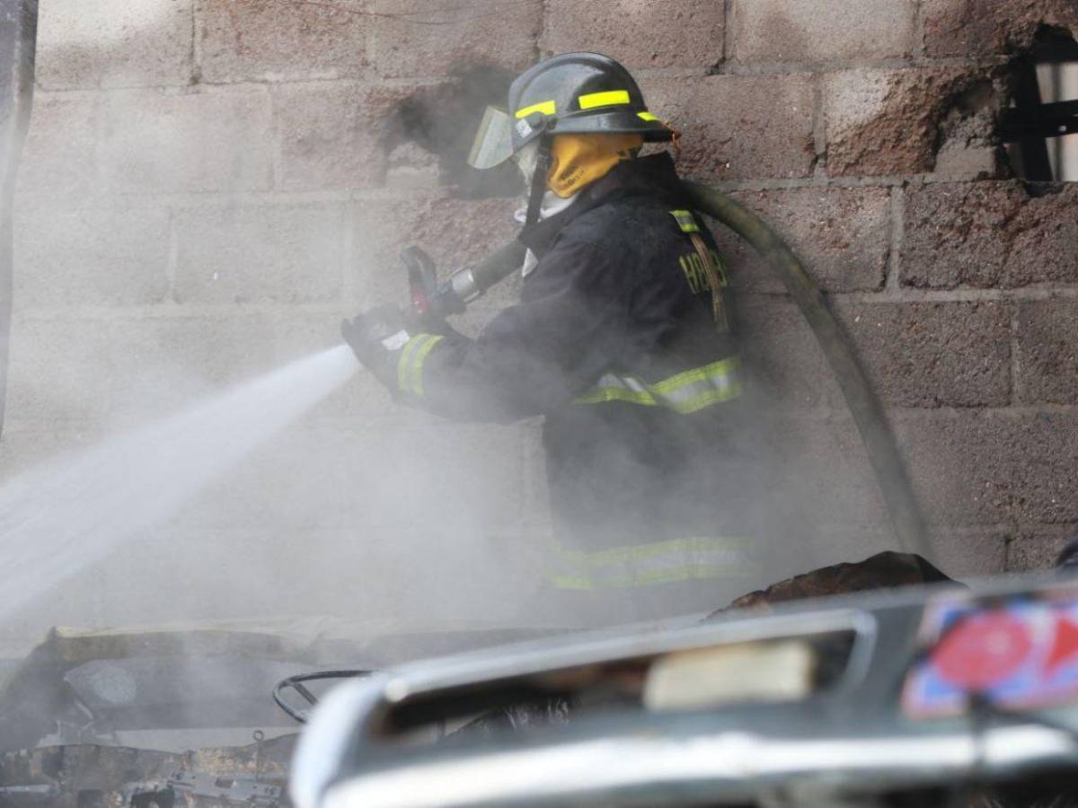 Vehículos calcinados y pérdidas cuantiosas: imágenes del incendio en yonker de Santa Ana