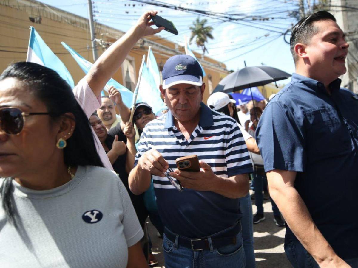 ¡Fuera el familión!: Militantes del Partido Nacional protestan en apoyo a consejeras del CNE