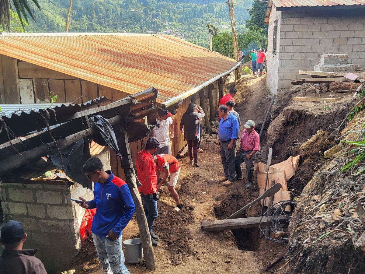 Un derrumbe lo soterró mientras trabajaba: Merlín Vásquez murió y dos primos lograron sobrevivir