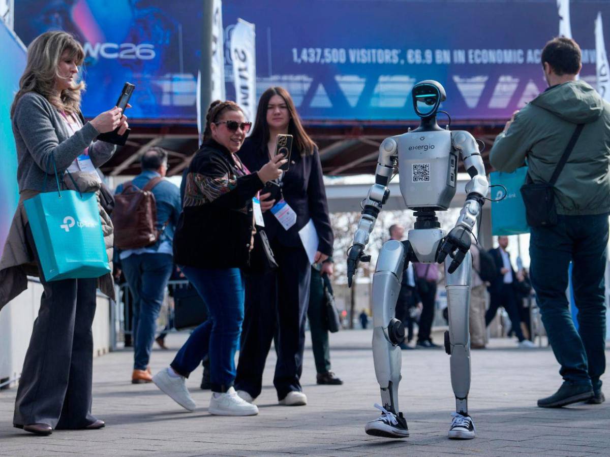 El rey Felipe VI abre el MWC 2026 en Barcelona, dominado por IA y robots