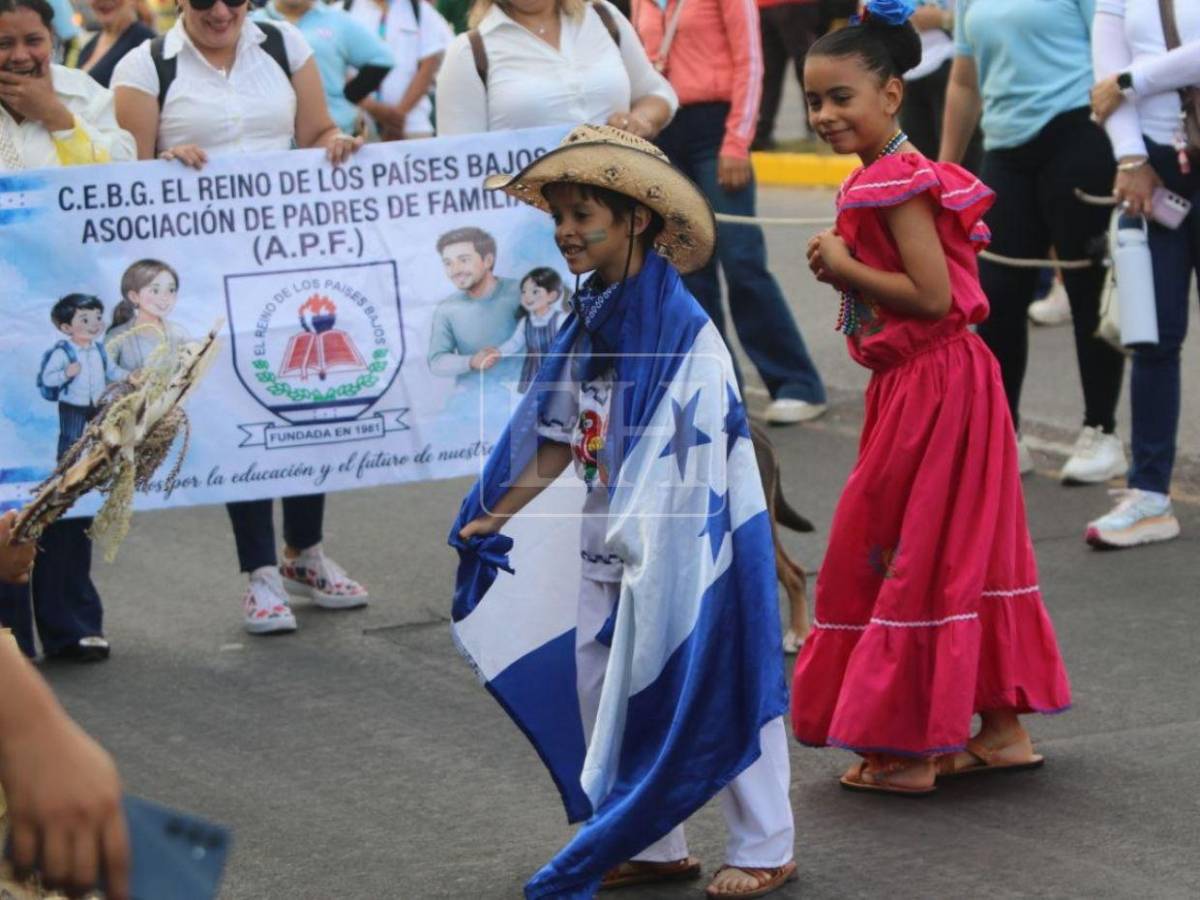 Música, color y ritmo: así se viven los desfiles escolares este domingo en la capital