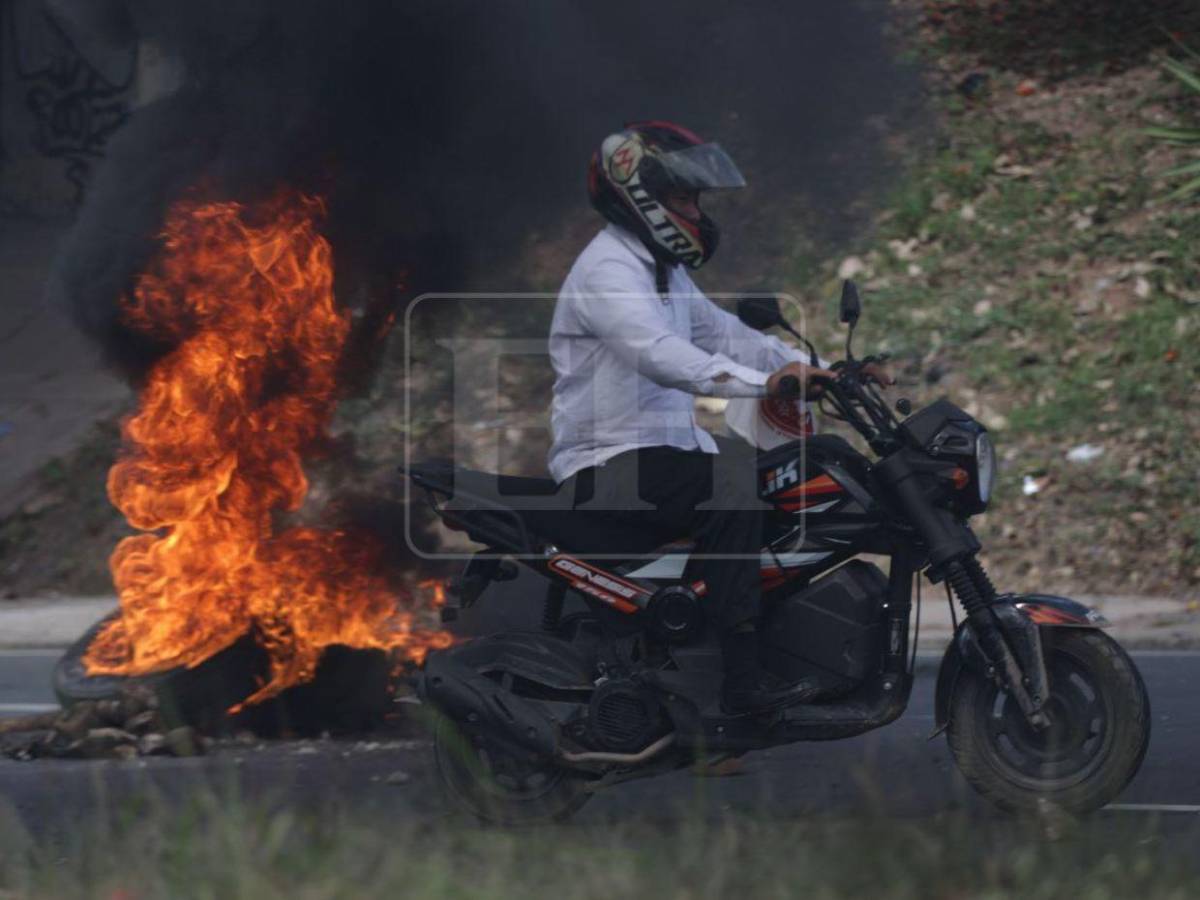 Encapuchados y quemando llantas, colectivos de Libre obedecen a movilización de Mel Zelaya
