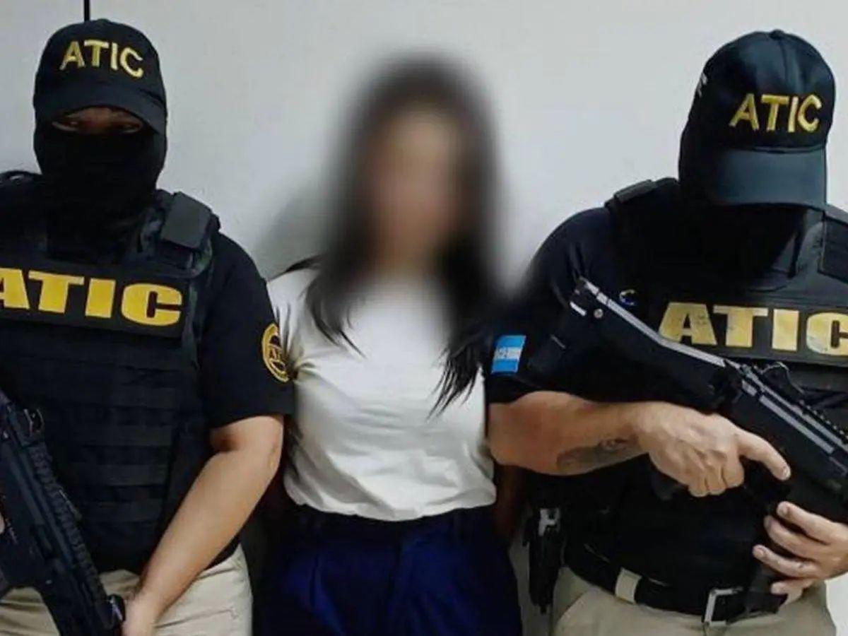 Encadenada de manos y pies: así llegó Katherine a su juicio por abuso contra sus hijastros