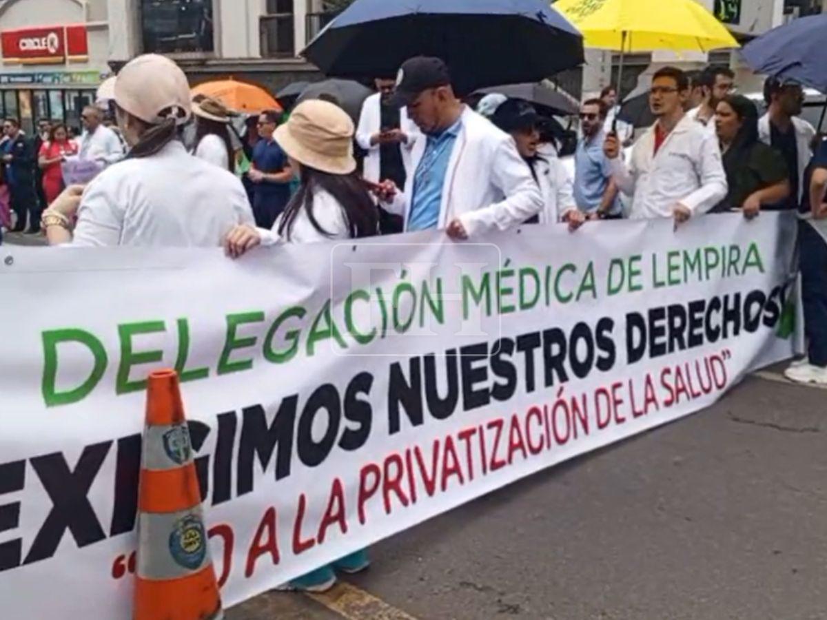 No tenemos miedo: Médicos llegan a Casa Presidencial para exigir respuestas a sus demandas