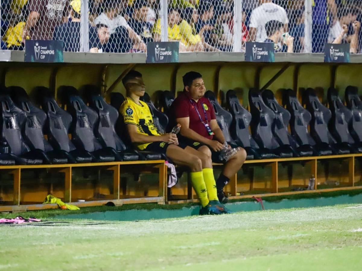 Caras tristes y desconsuelo en los jugadores de Real España en la goleada ante LAFC