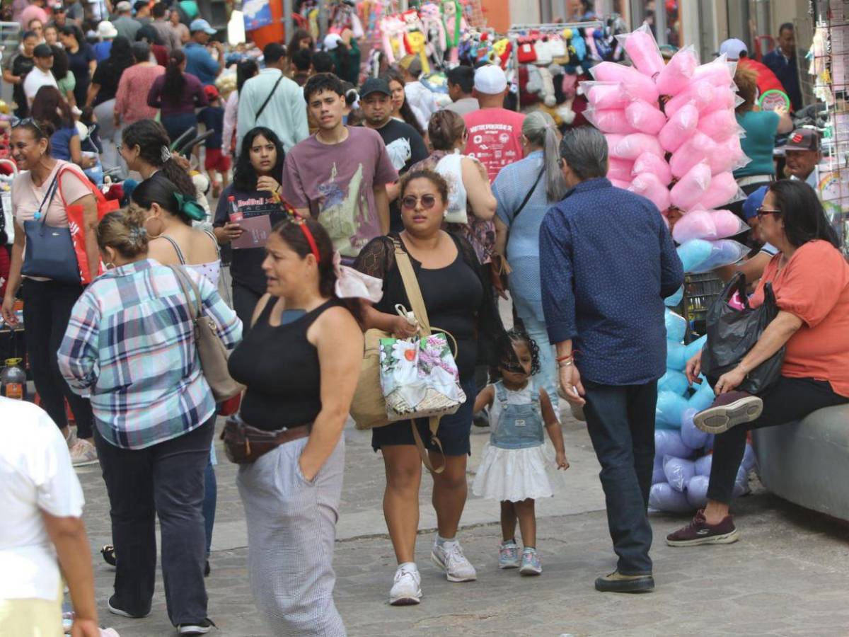 Hondureños entre anhelo de una Navidad tranquila y la incertidumbre por lentitud en resultados