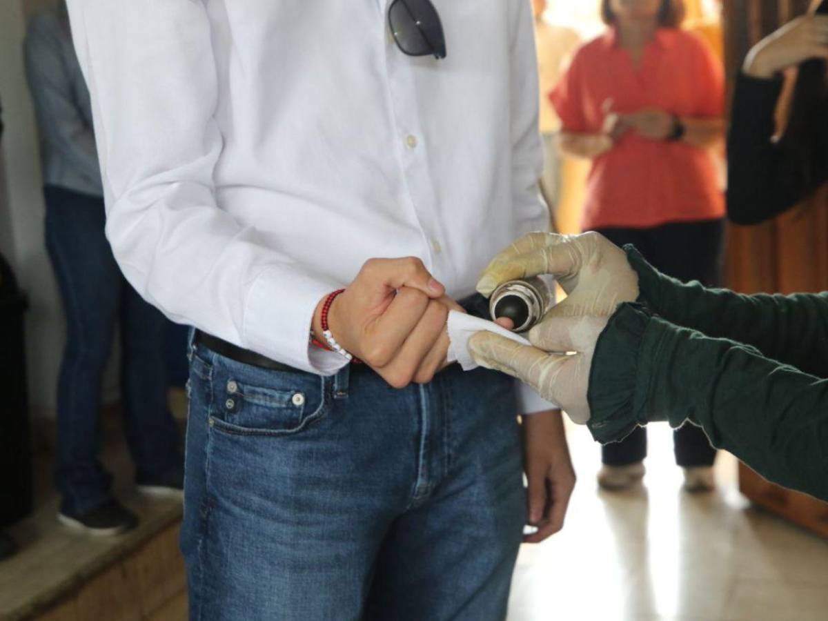 Nieto de la presidenta Xiomara Castro vota por primera vez en las elecciones generales