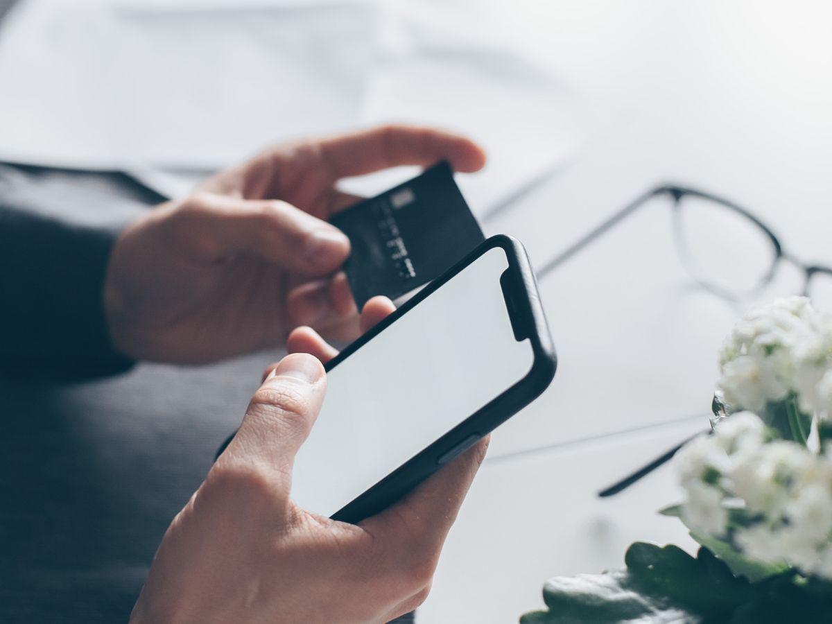 Colombiano entrega más de 9 millones de pesos a mujer que conoció online y lo bloqueó