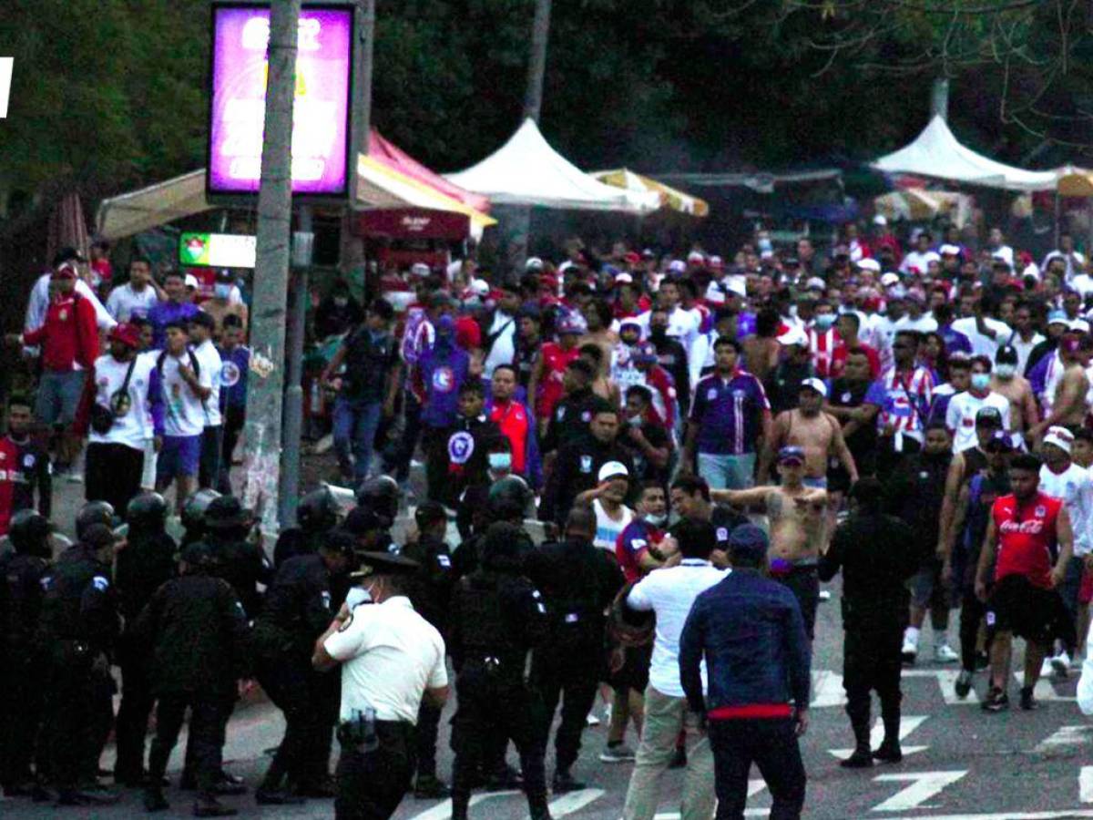 Aficionados de Olimpia y Municipal se enfrentan en Guatemala