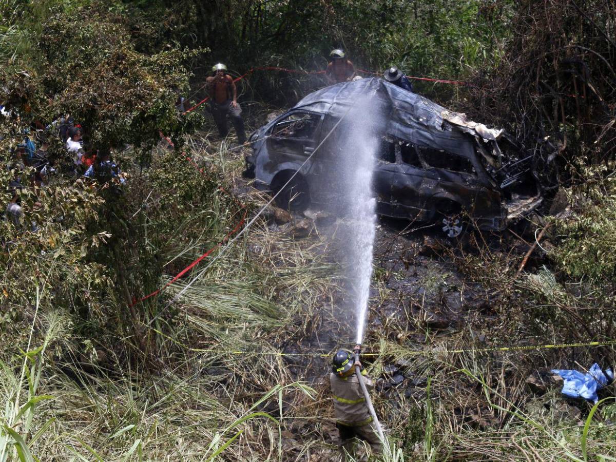 Iba a exceso de velocidad y se llevó un poste: lo que se sabe de fatal accidente en Cofradía