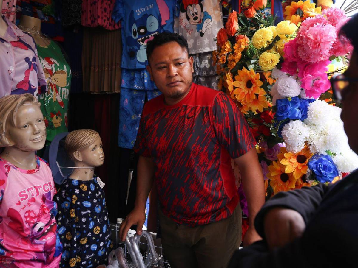 La Navidad se adelanta en los mercados capitalinos con luces y color
