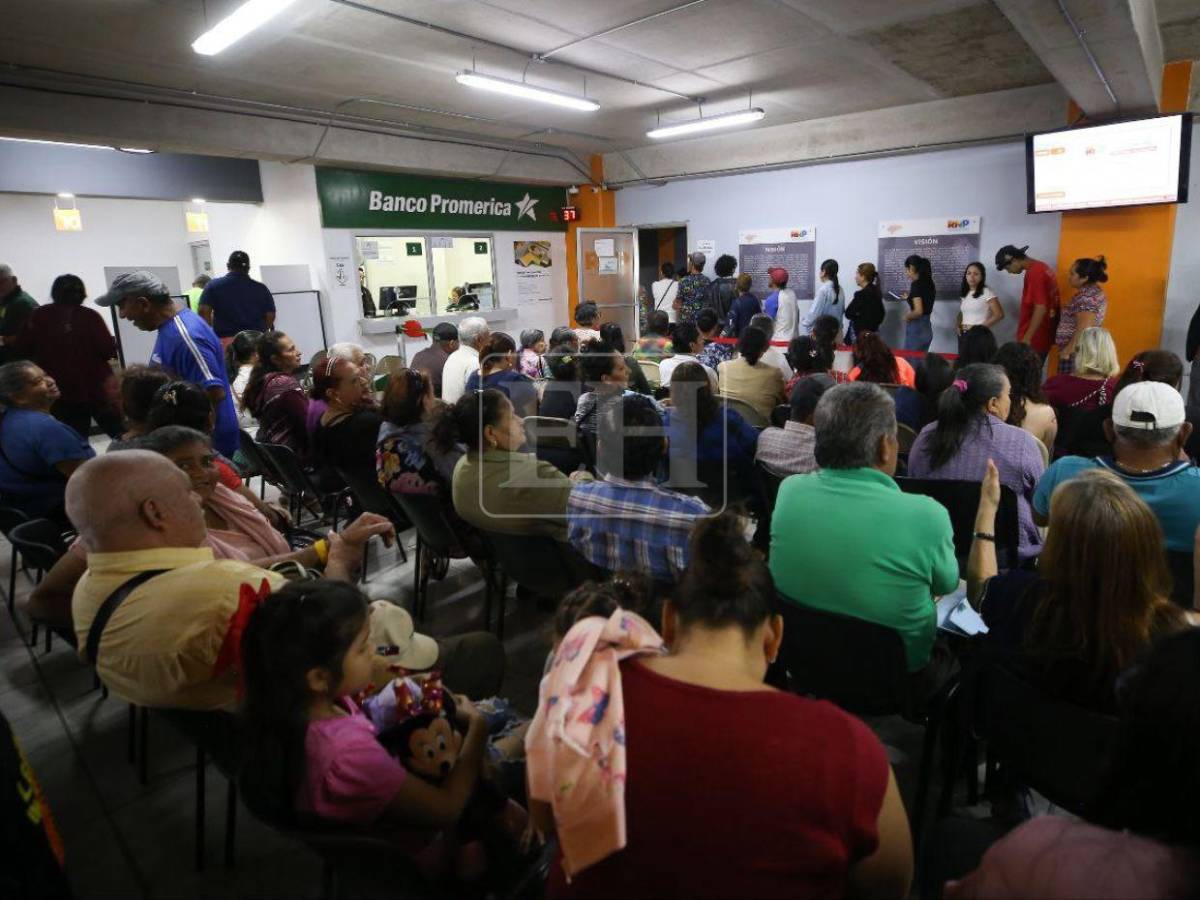 A contrarreloj, hondureños abarrotan el RNP para reclamar su DNI a horas de las elecciones