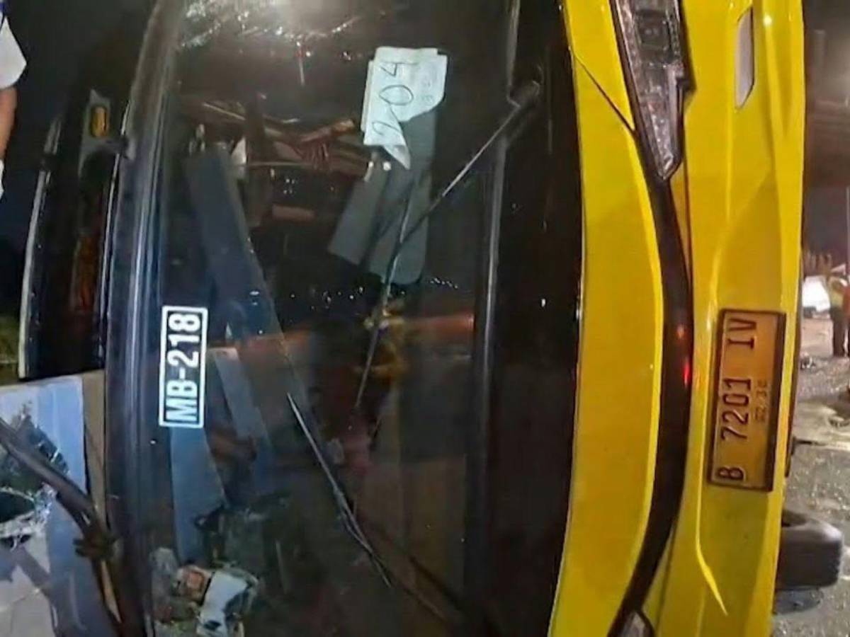 Tragedia en Indonesia: unos 16 muertos deja choque entre un autobús y camión cisterna