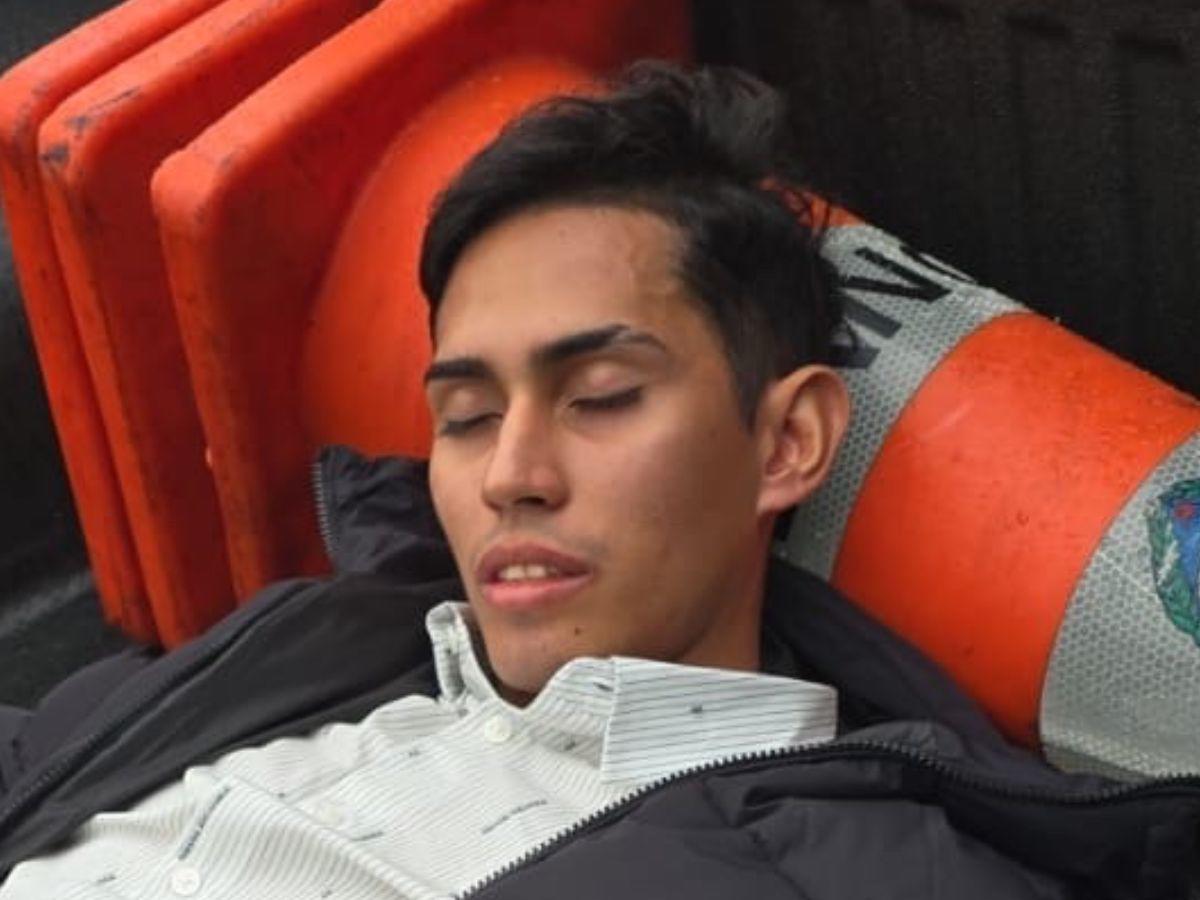 Con el carro destrozado y con sangre: así intentó huir un hombre tras matar a un motociclista