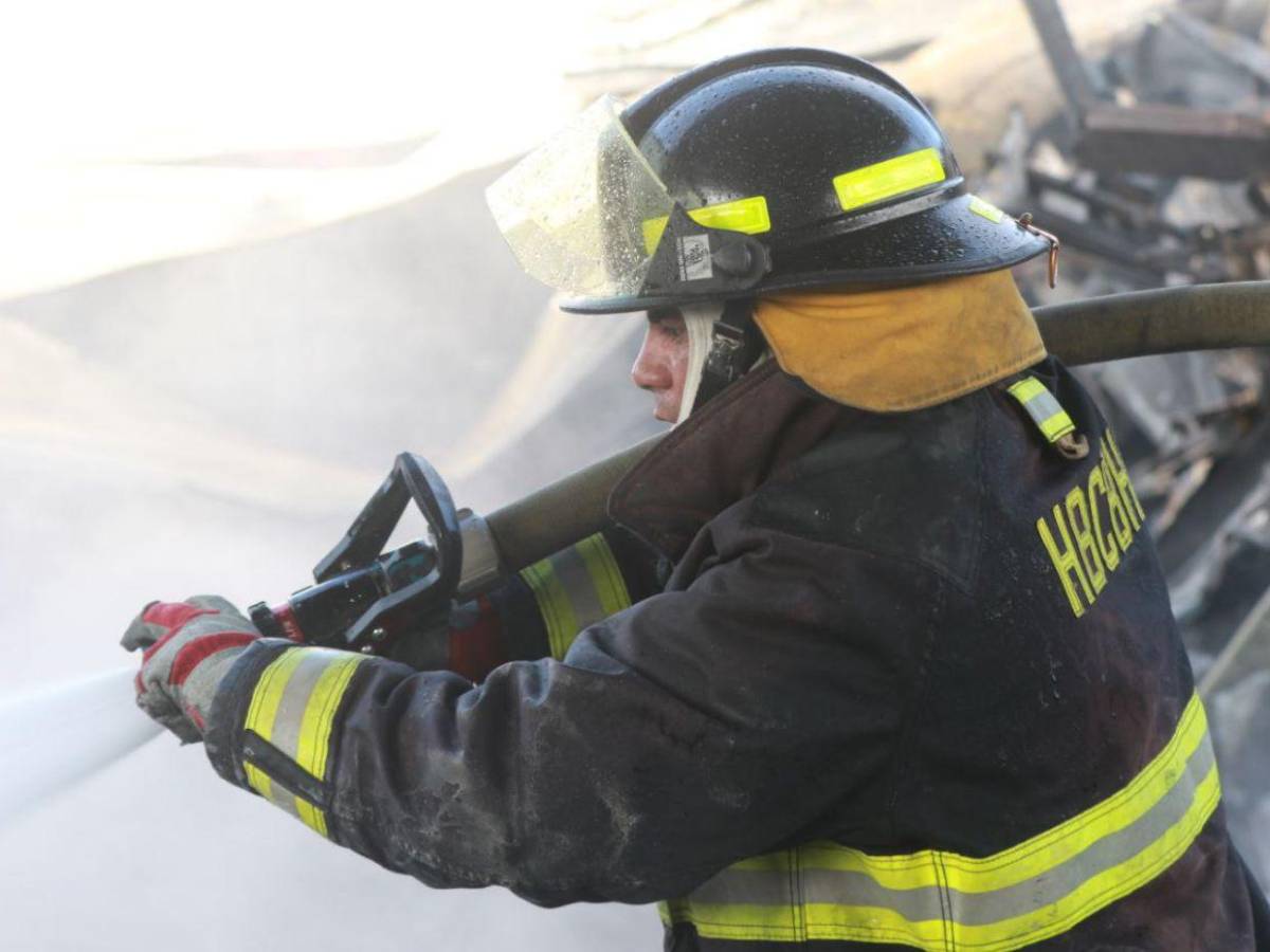 Vehículos calcinados y pérdidas cuantiosas: imágenes del incendio en yonker de Santa Ana