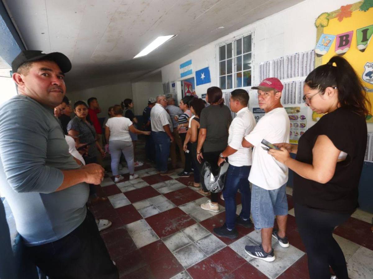 Desilusión en las urnas: tras largas filas, ciudadanos abandonan centros de votación