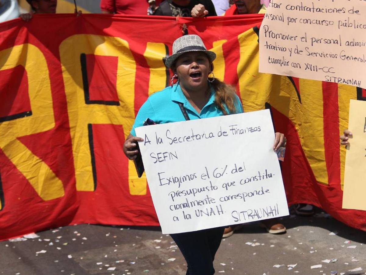 Las pancartas de exigencias y promesas incumplidas en marcha del Día del Trabajador