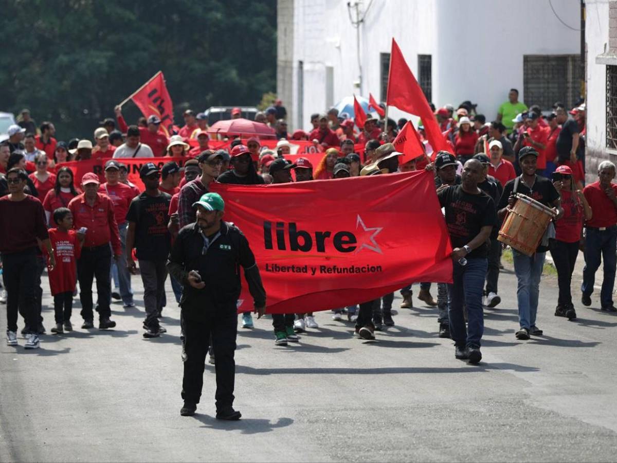 Políticos roban protagonismo a obreros en marcha del Día del Trabajador