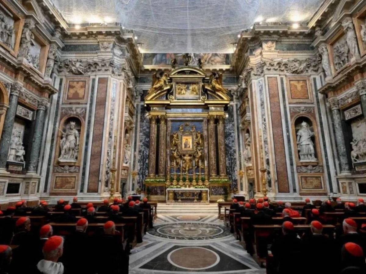 Más de 110 cardenales rezan ante la tumba del papa Francisco en Roma