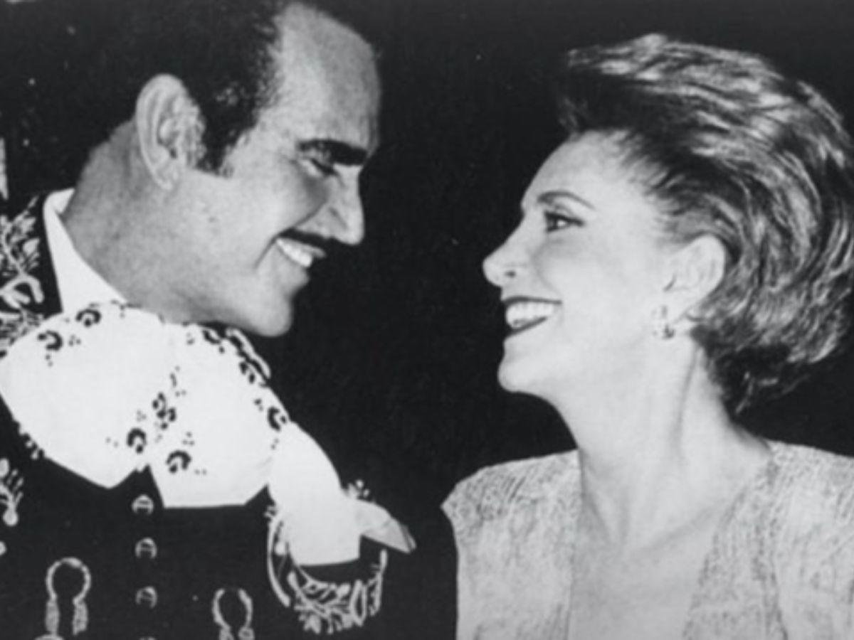 Doña Cuquita, viuda de Vicente Fernández, captada cariñosa con otro hombre en concierto