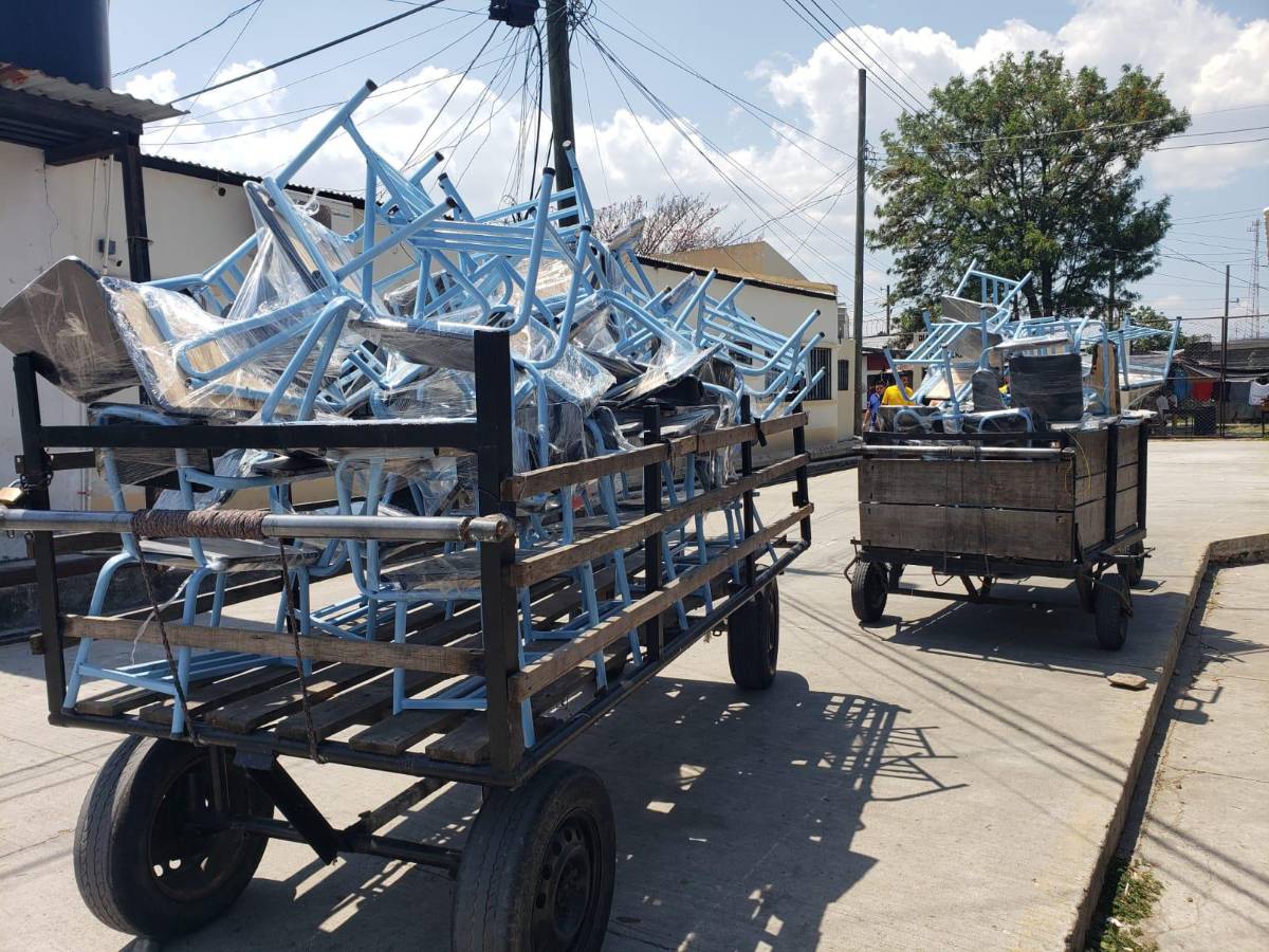 Donan lote de pupitres a escuelas de la zona norte afectadas por Eta y Iota