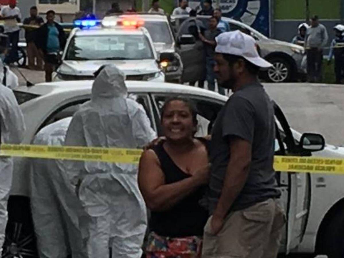 Entre llanto y dolor, familiares identifican a taxista asesinado en La Reforma