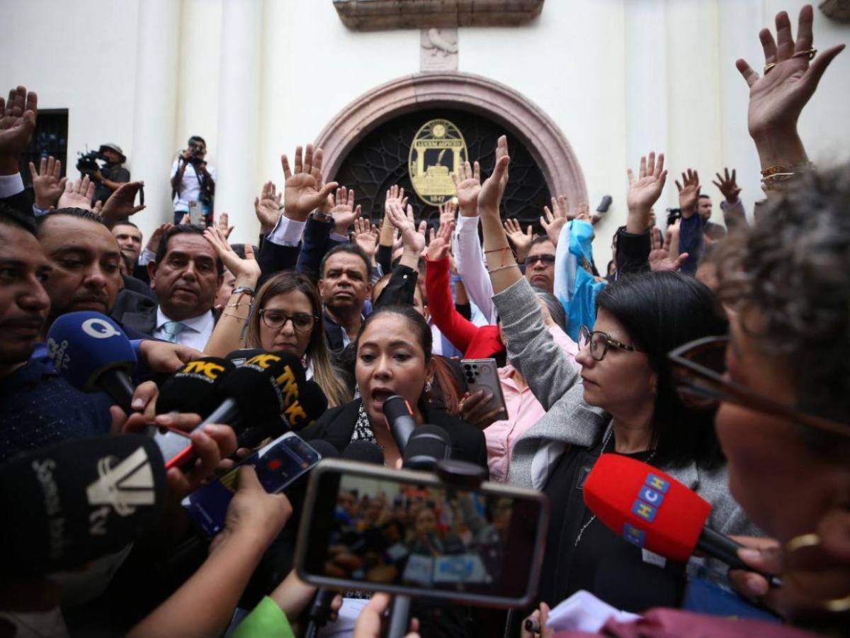 Las imágenes que dejó la sesión de la oposición en los bajos del Congreso Nacional
