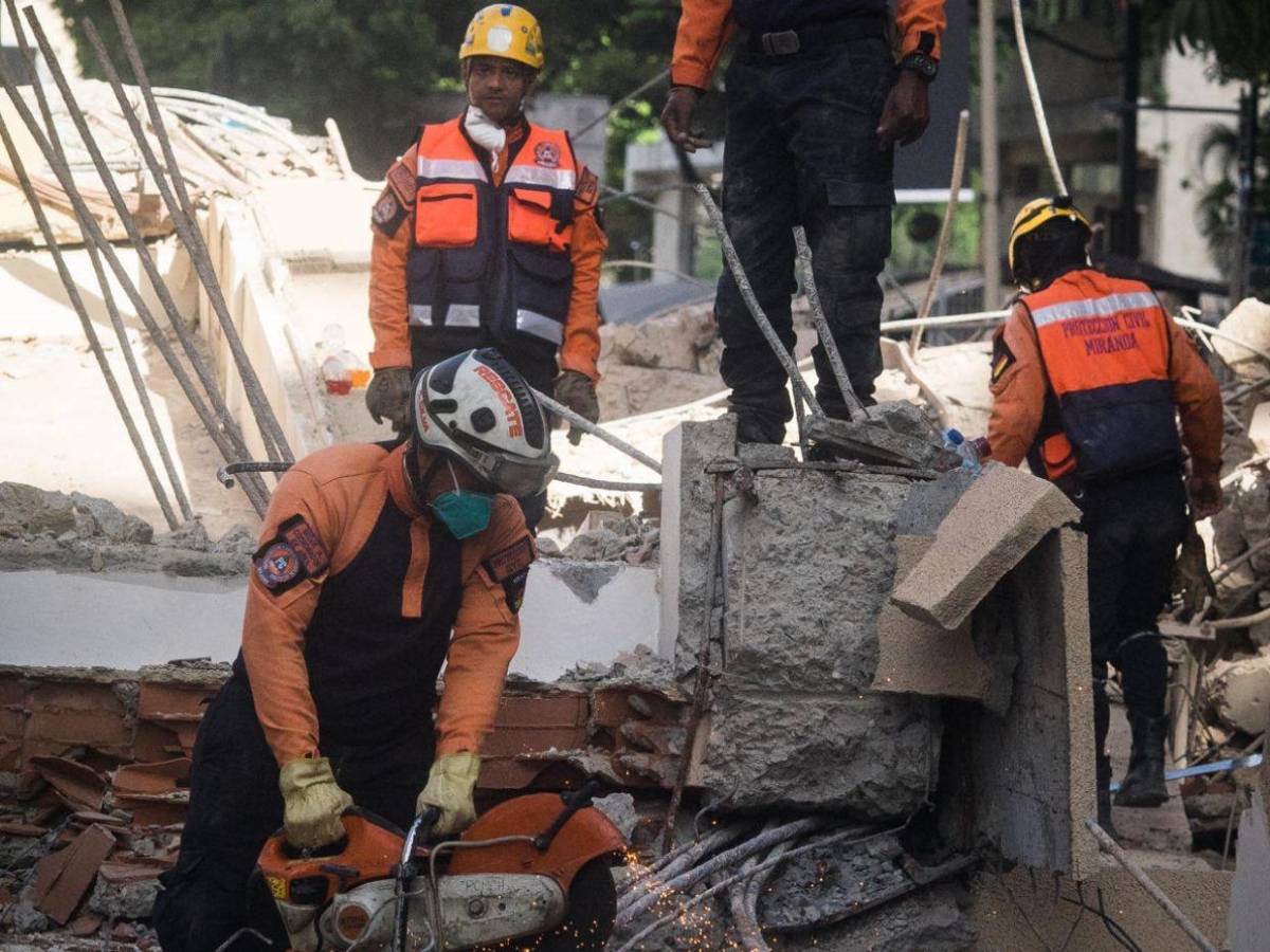 ¿Cómo es la labor de los rescatistas en Venezuela tras doble terremoto?