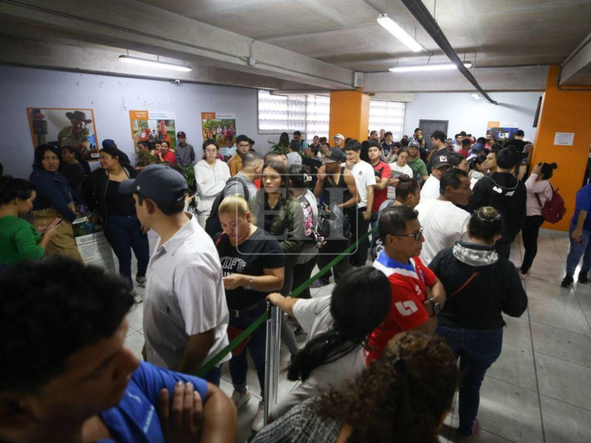 A contrarreloj, hondureños abarrotan el RNP para reclamar su DNI a horas de las elecciones
