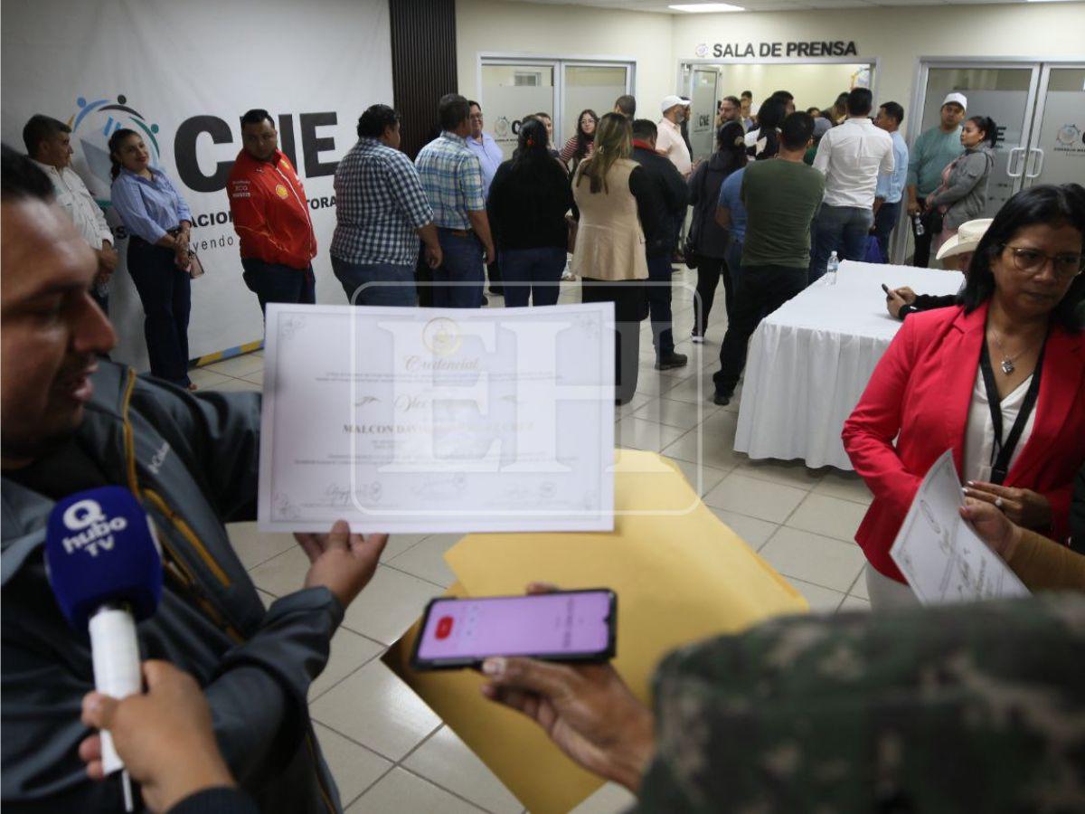 Entre protestas de Libre y agresiones: así se desarrolla entrega de credenciales a alcaldes en el CNE