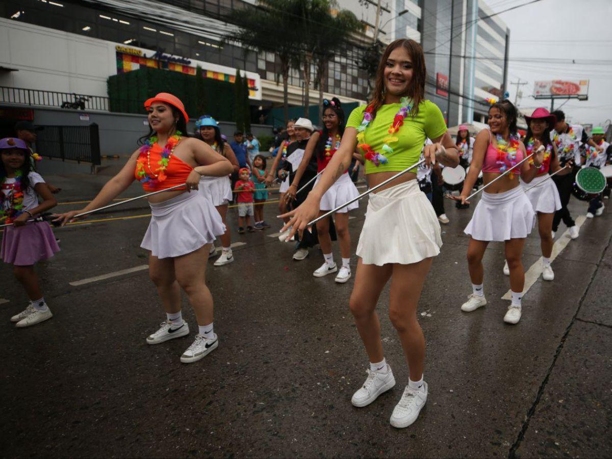 ¡Ni la lluvia los detuvo! Capitalinos disfrutan del carnaval de Tegucigalpa
