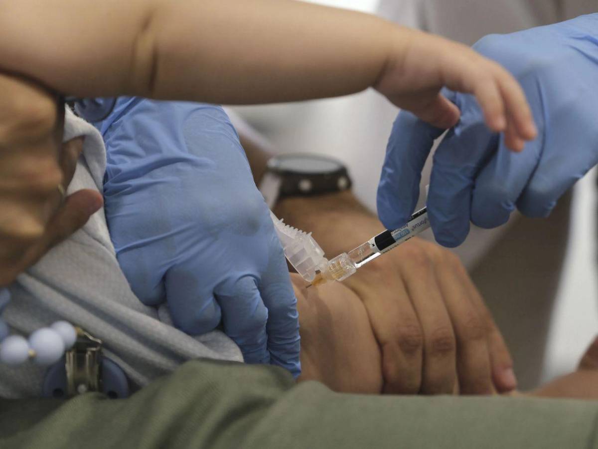 ¿Qué es la variante cigarra? El nuevo linaje del covid-19 que acecha a los niños