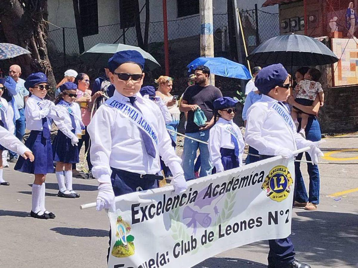 Los pequeñines que dan la milla extra también llenan de orgullo y excelencia los desfiles