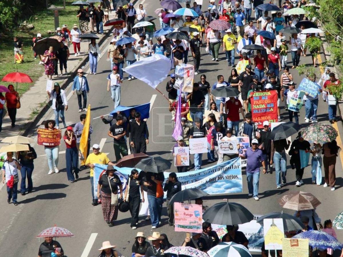 Carrozas, cantos y fe: así se desarrolla el Día Nacional de la Biblia en Tegucigalpa