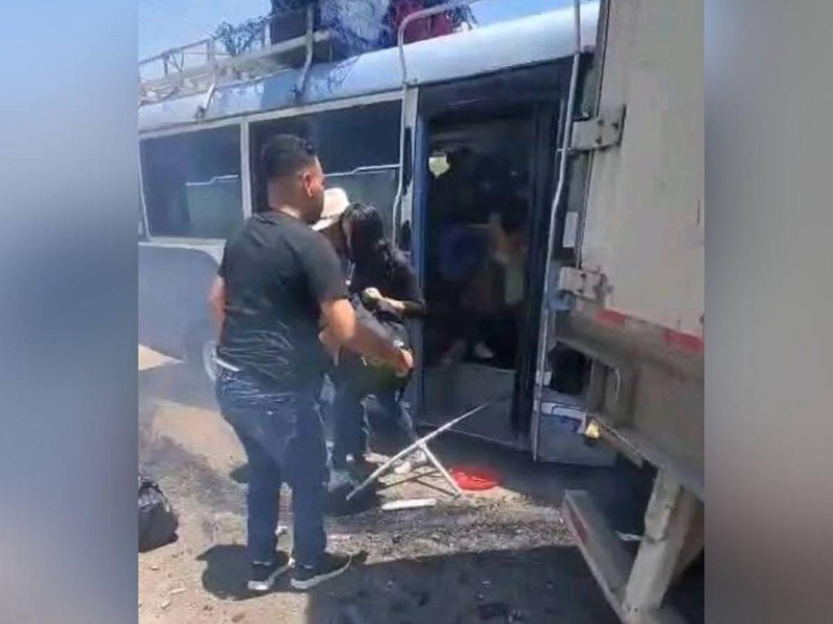 Las primeras imágenes tras brutal choque de bus y rastra en Naco, Santa Bárbara