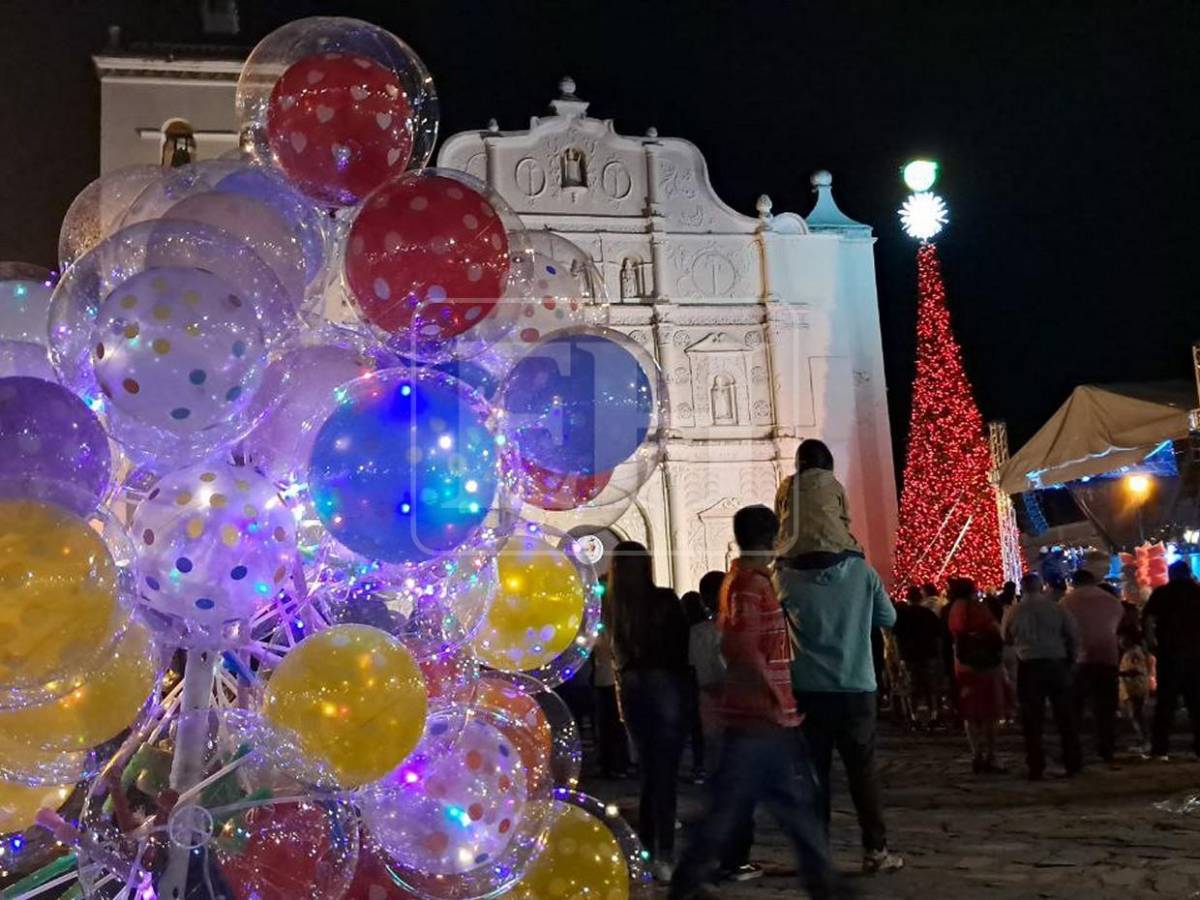Comayagua recibe 2026 con luces frente a su icónica catedral