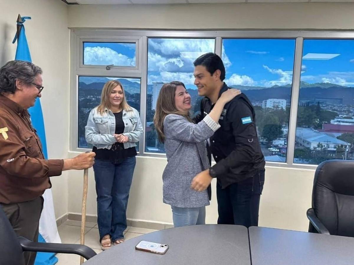 Así fue el abrazo entre consejeros del CNE, tras diálogo con padre Leopoldo Serrano