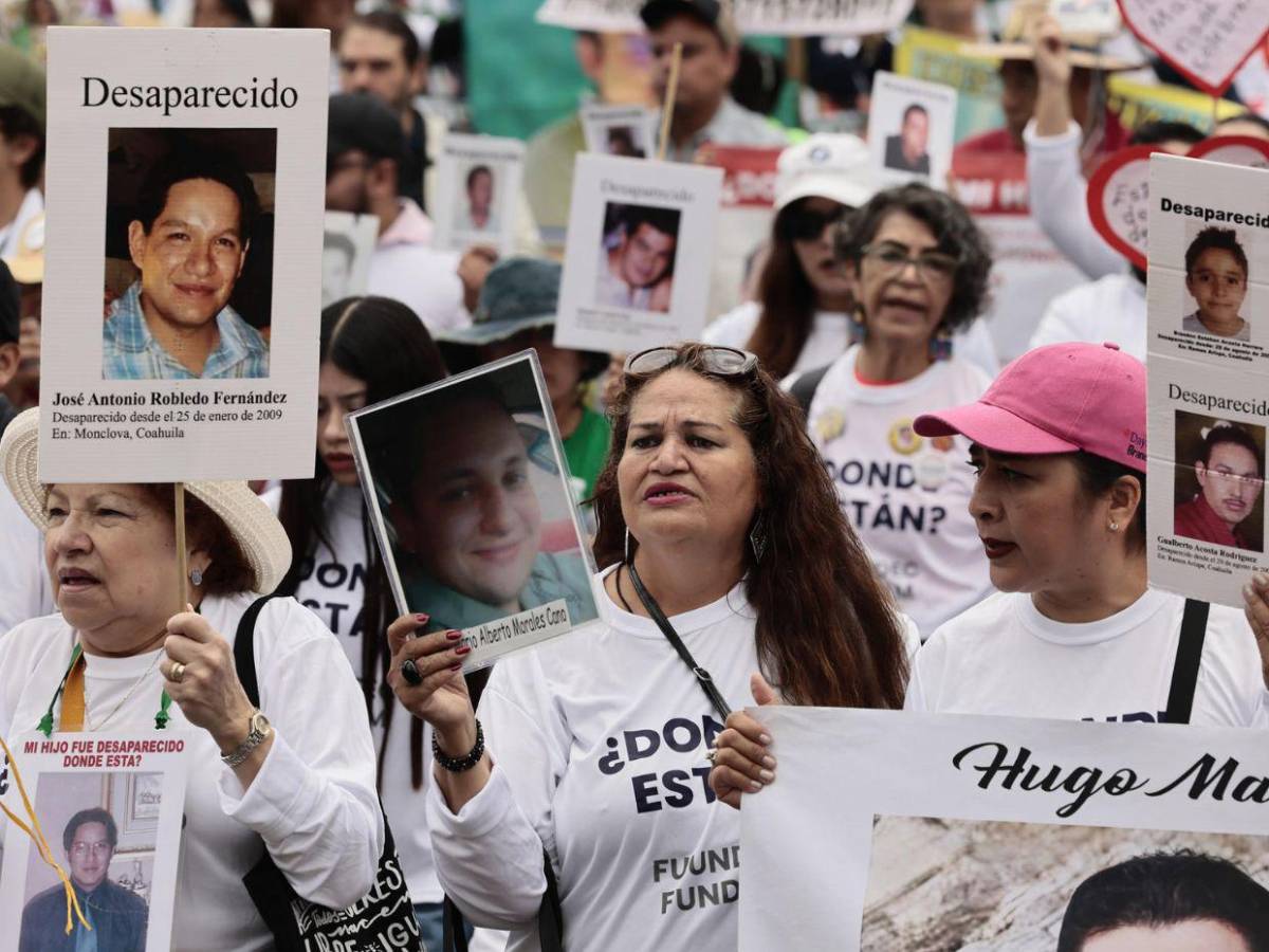 Madres mexicanas marchan el Día de las Madres para exigir justicia por sus hijos desaparecidos