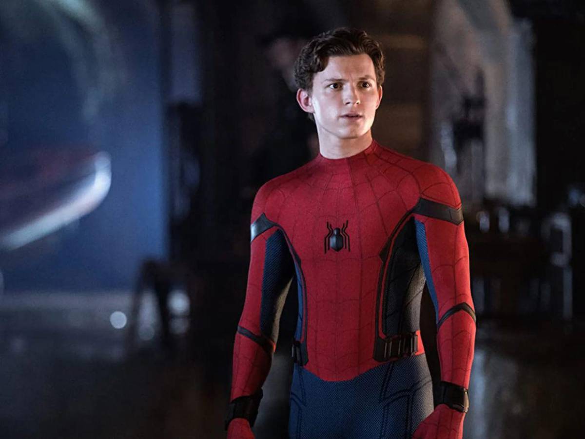 Tom Holland coquetea con la idea de ser James Bond