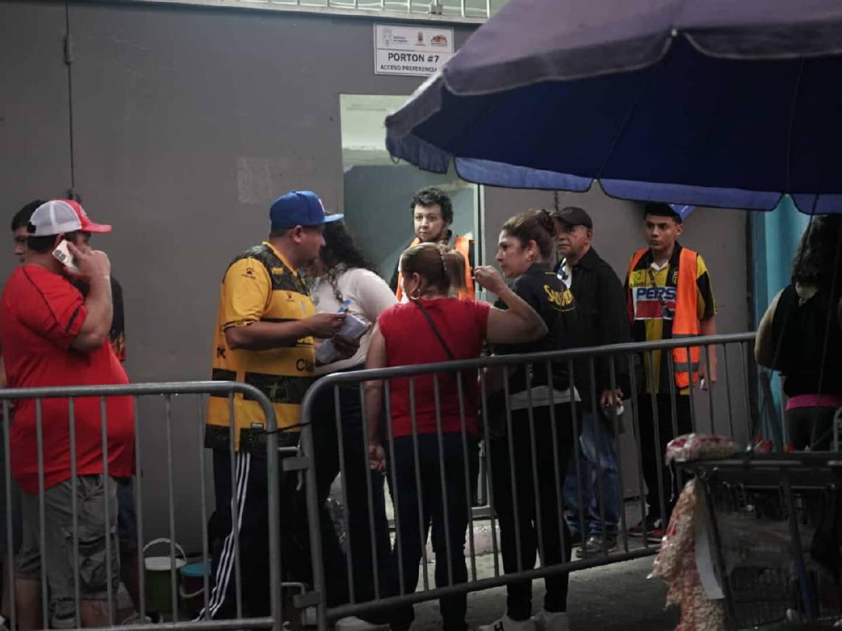Ambiente previo a Real España vs Motagua por semifinales: Afición azul presente en el Morazán