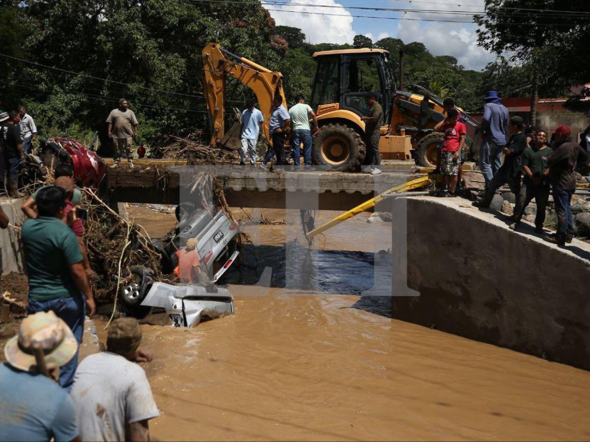 Casas inundadas y carros volcados: el caos en Río Abajo por las lluvias