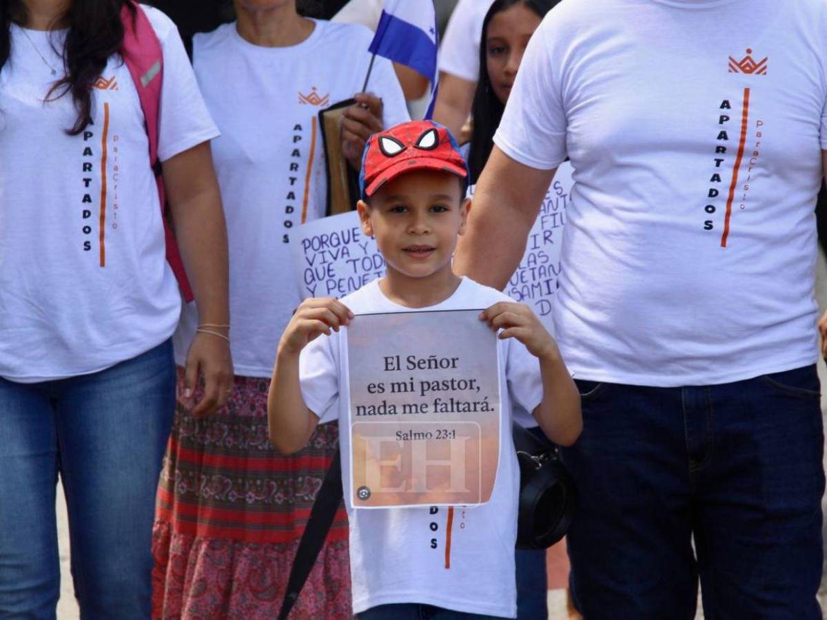 Carrozas, cantos y fe: así se desarrolla el Día Nacional de la Biblia en Tegucigalpa