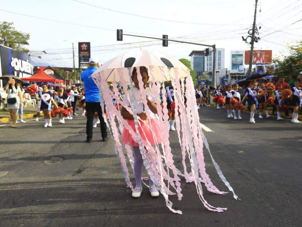¡Orgullo y fervor! Escuelas desfilan honrando a la patria en SPS