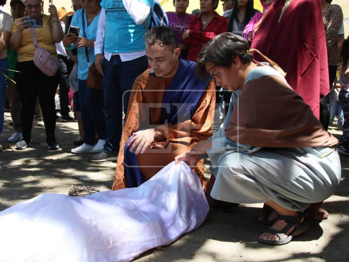 Desde su condena hasta su muerte: así se recorrieron las 14 estaciones del viacrucis