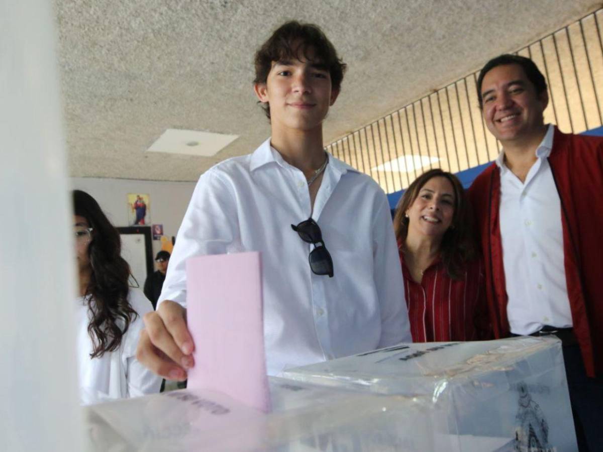 Nieto de la presidenta Xiomara Castro vota por primera vez en las elecciones generales