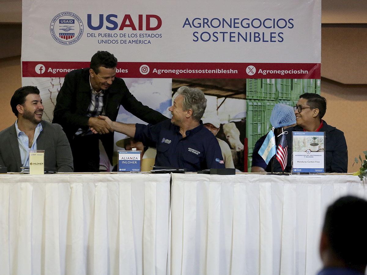<i>Carlos Portillo, caficultor hondureño, sella un compromiso de sostenibilidad estrechando la mano de Thelonius Trimmell Director de Agronegocios Sostenibles de USAID.</i>