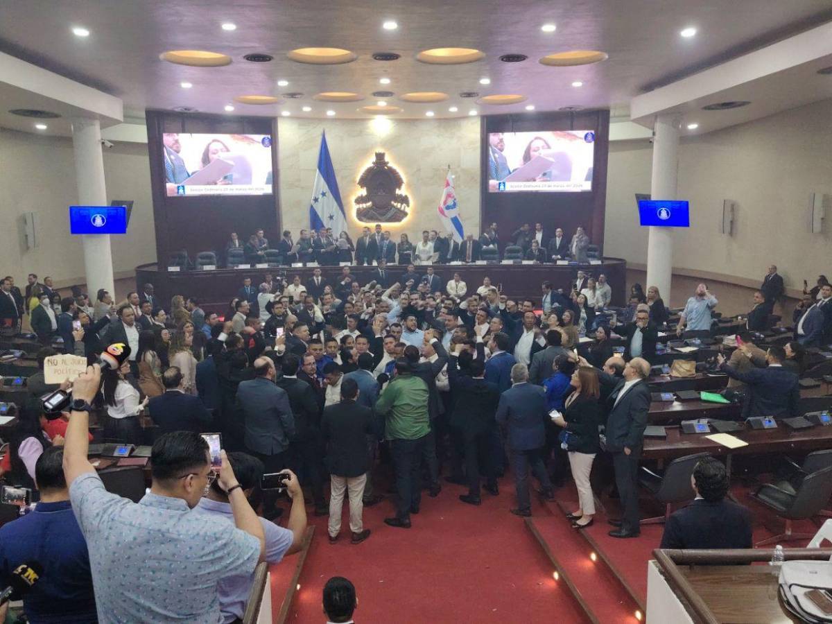 Empujones y gritos en el Congreso tras lectura de denuncia de juicio político